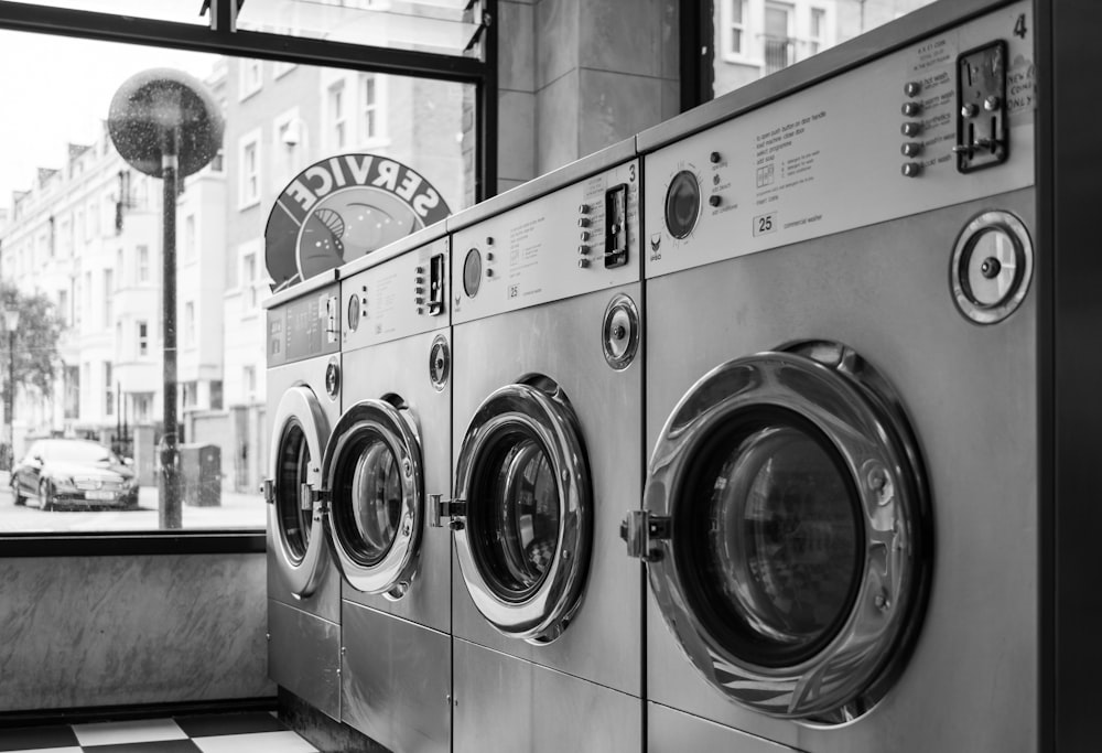 uma fileira de máquinas de lavar roupa