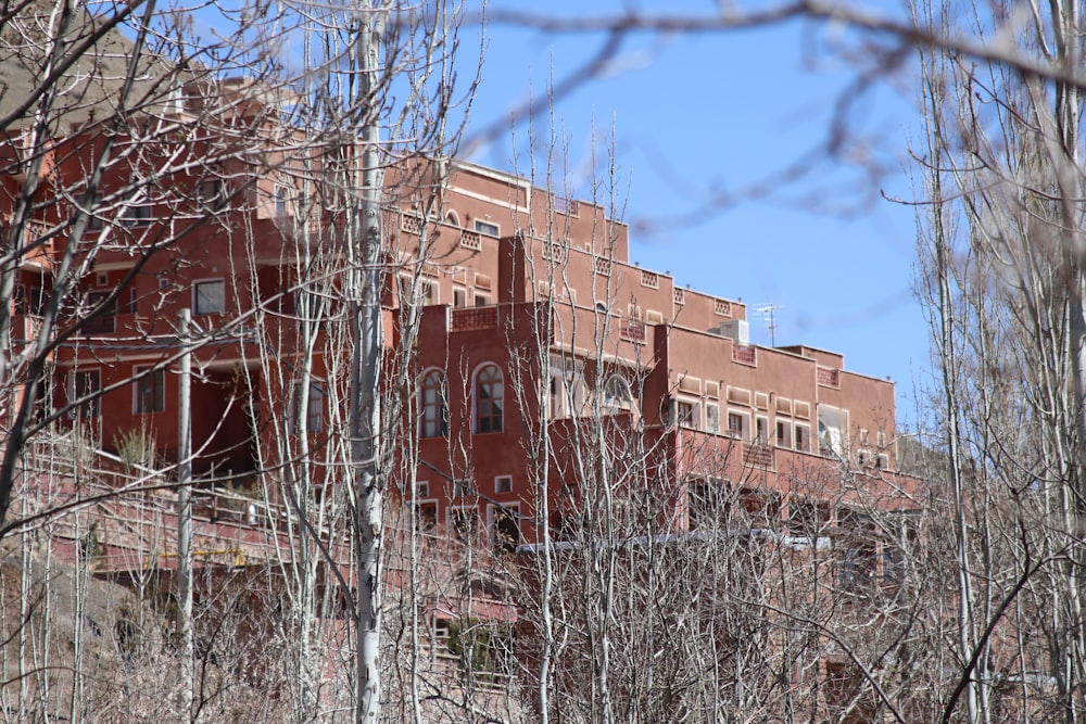 Un edificio con un tetto rosso