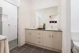 Mueble e baño con doble lavamanos y espejo