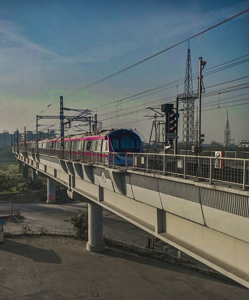 Un treno su un ponte