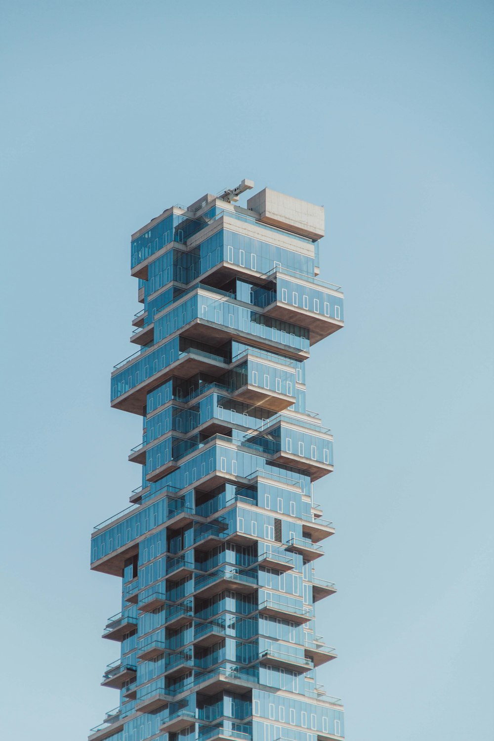 Un edificio alto con un cielo blu