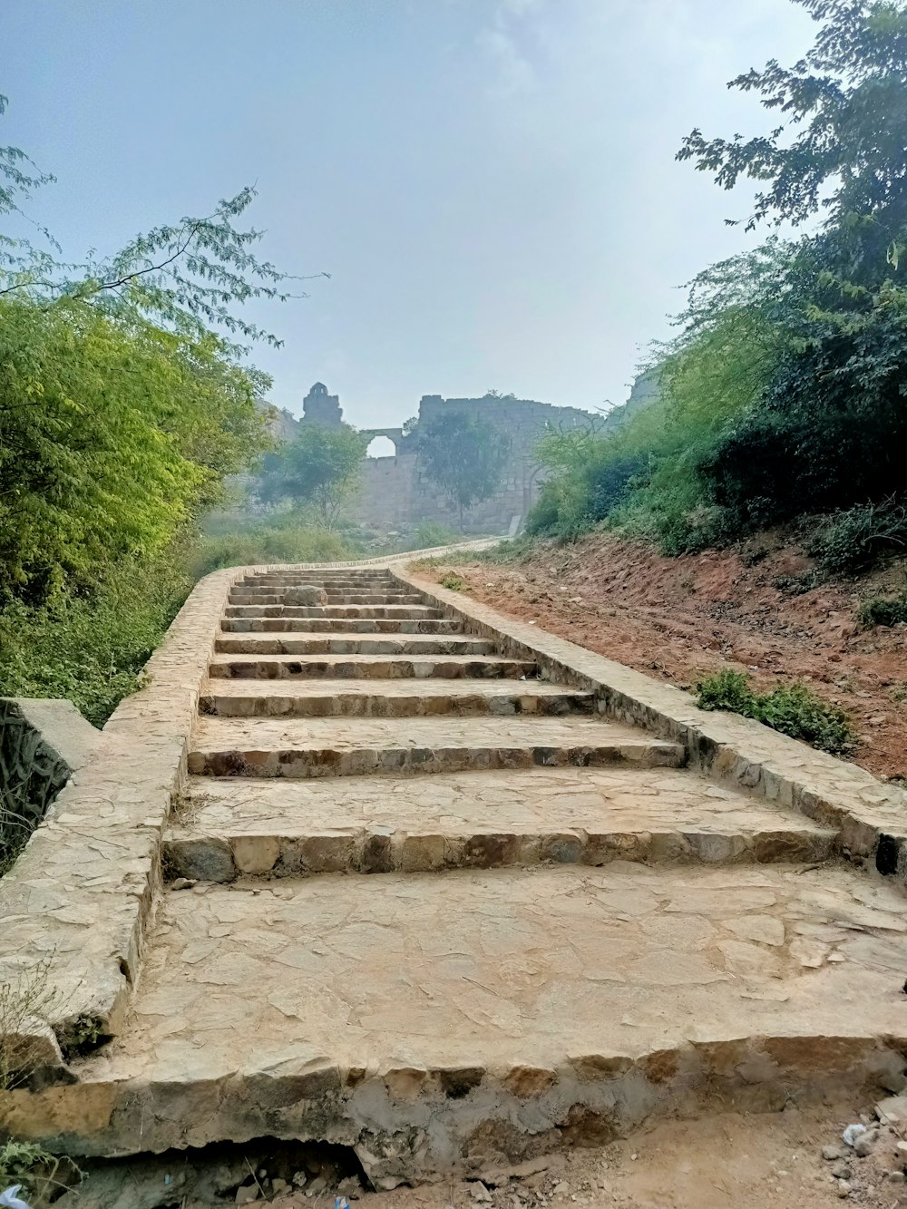 eine Steintreppe auf einem Hügel