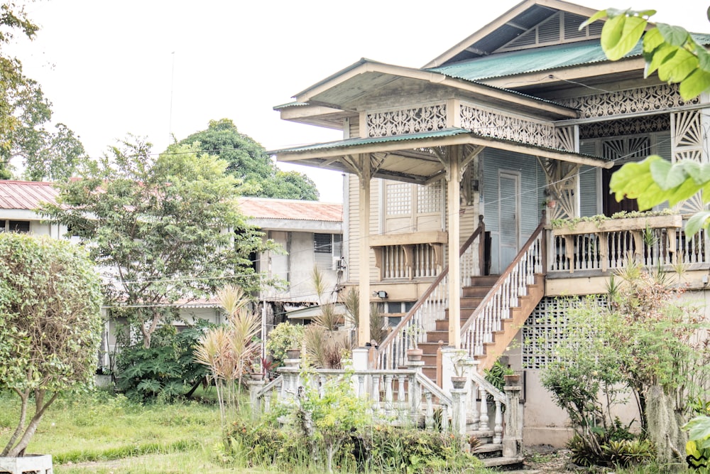 una casa con un grande ponte