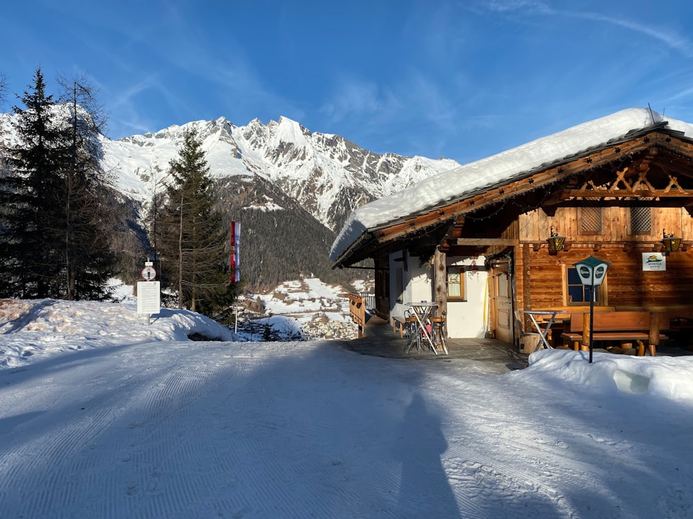 Une cabane dans la neige