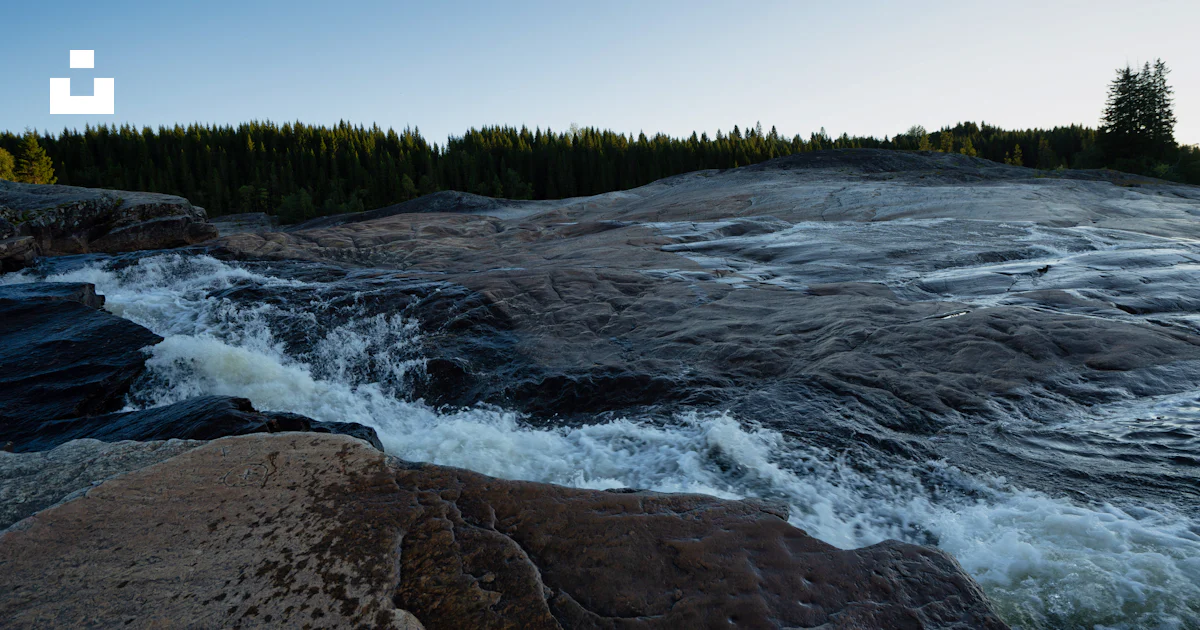 Foto Un río con rocas y árboles – Imagen Río Namsen gratis en Unsplash