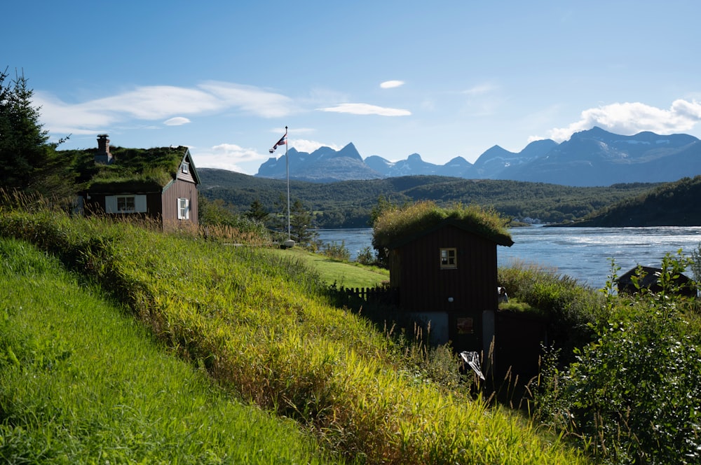 uma casa em uma colina à beira de um lago