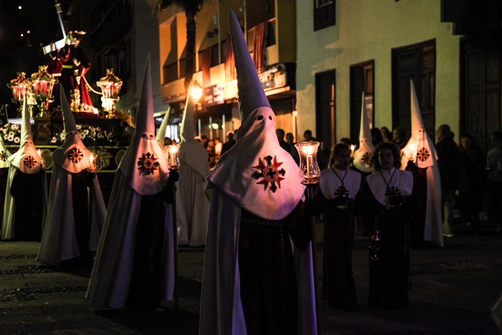 Un grupo de personas vestidas