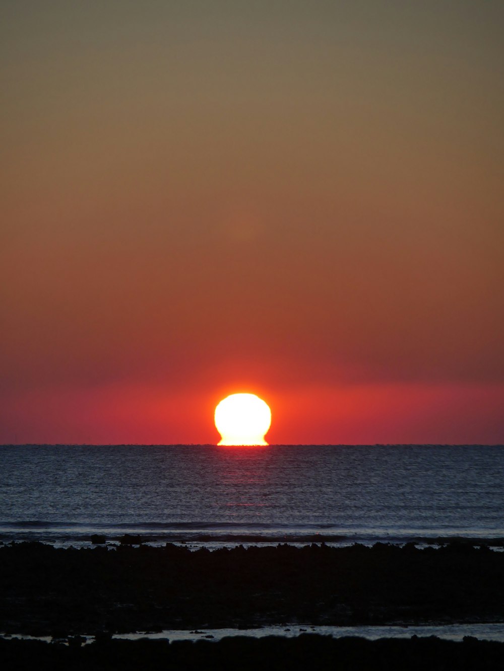 Una puesta de sol sobre el océano