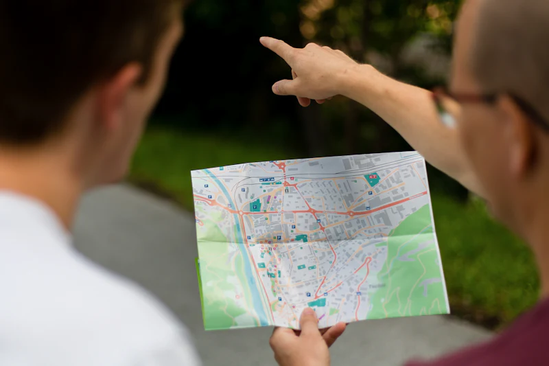 Personne montrant un itinéraire sur une carte, itinéraire composé