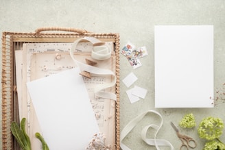 Une table de travail qui pourrait être celle de Artis Pacicer à la campagne