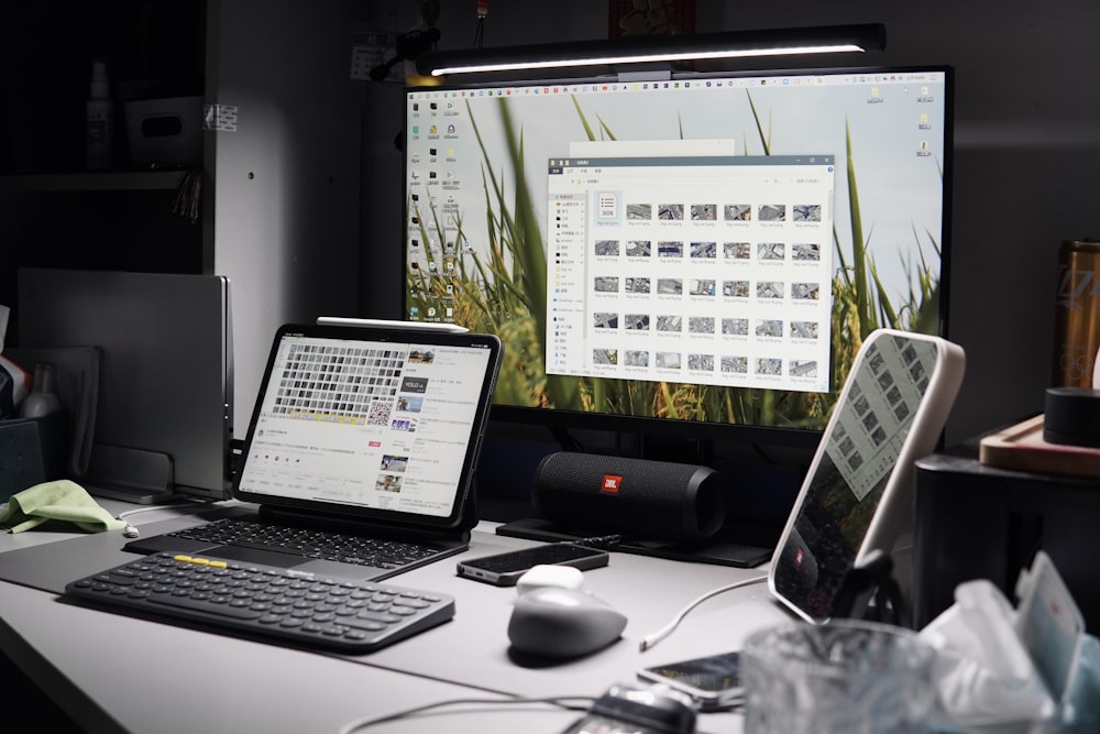 um laptop e um monitor em uma mesa