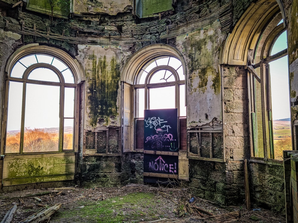 Un edificio con graffiti en las paredes