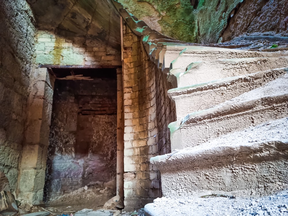 un muro de piedra con una puerta