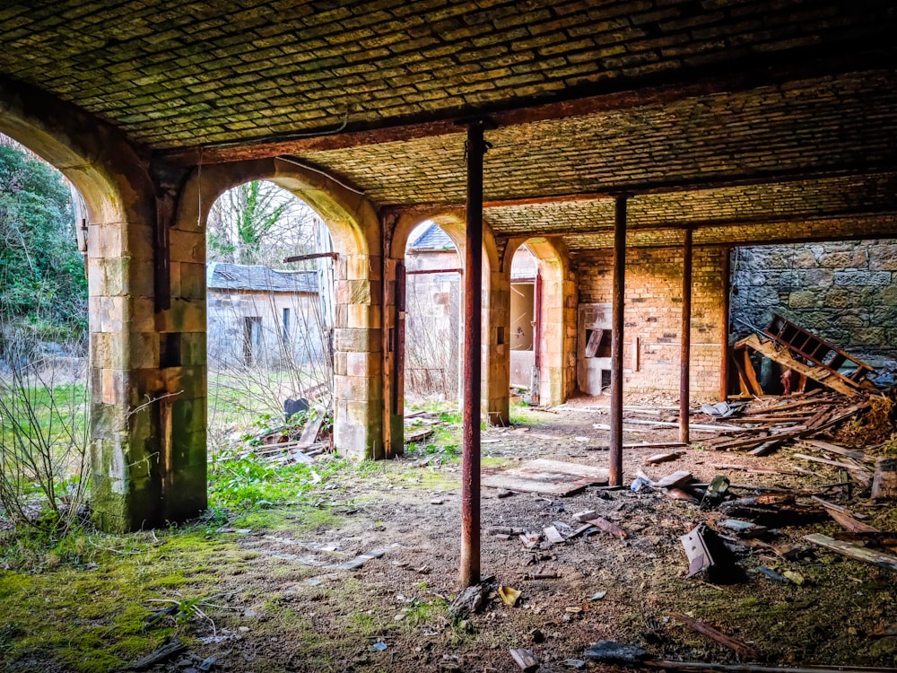 Un edificio con le finestre rotte