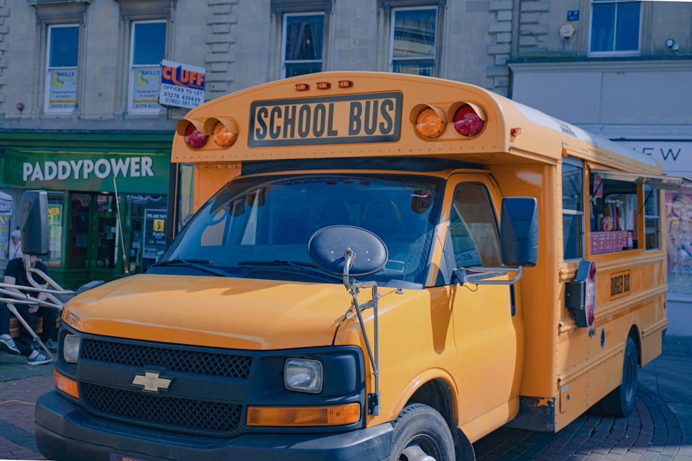 Un autobús escolar amarillo estacionado al costado de una calle