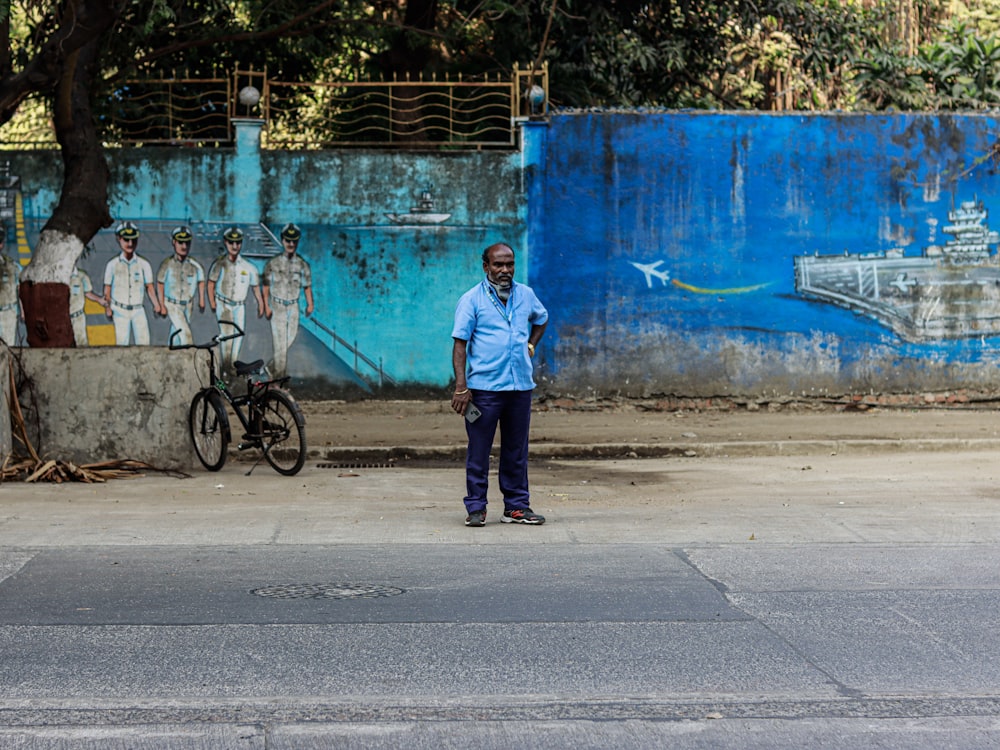 um homem de pé ao lado de uma estrada