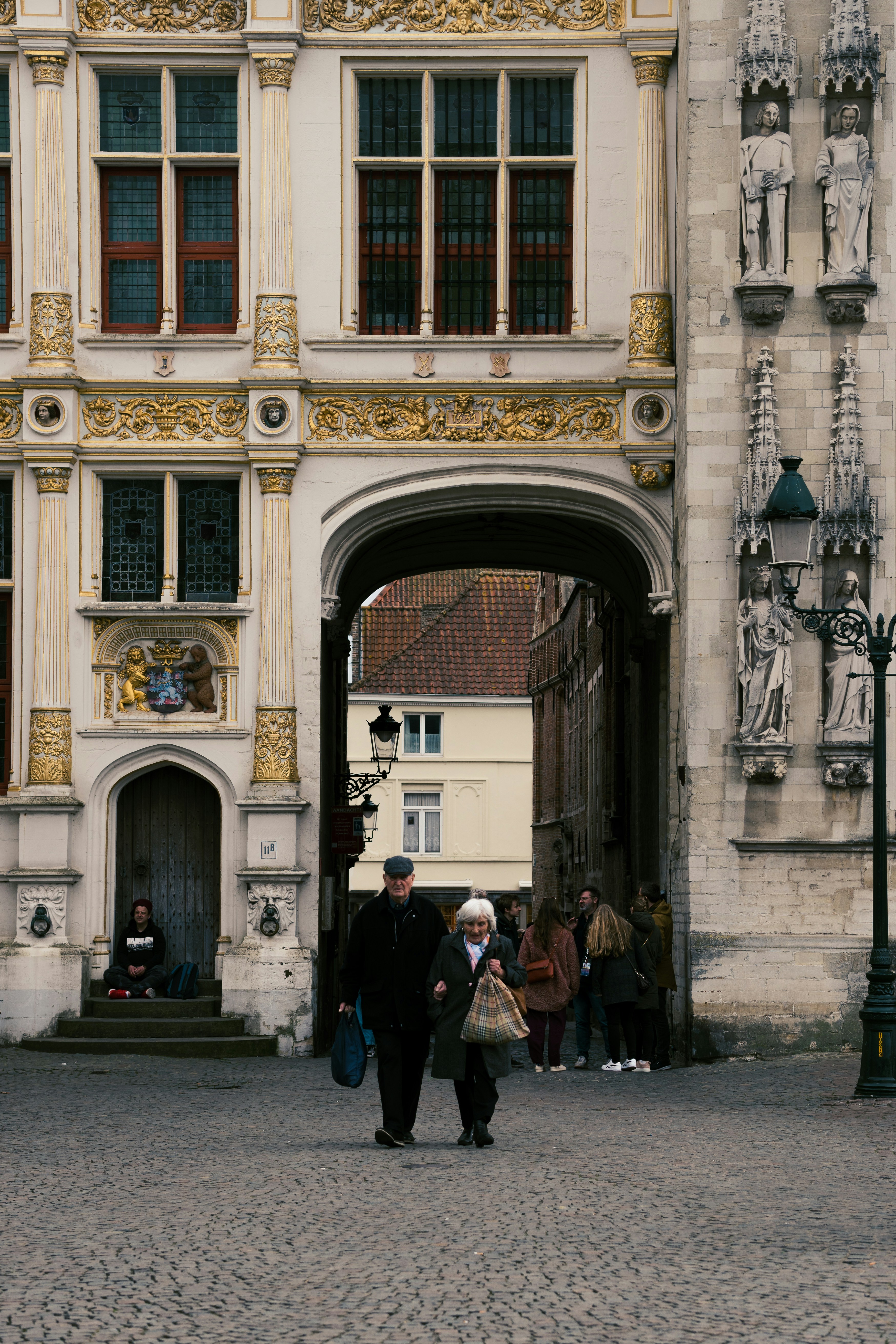 Un grupo de personas caminando frente a un edificio