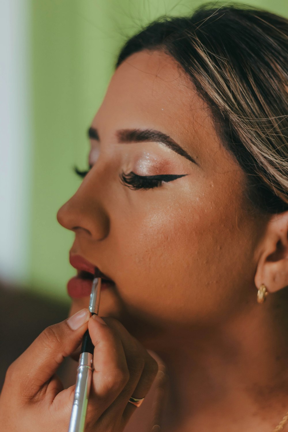 une femme avec une cigarette à la bouche