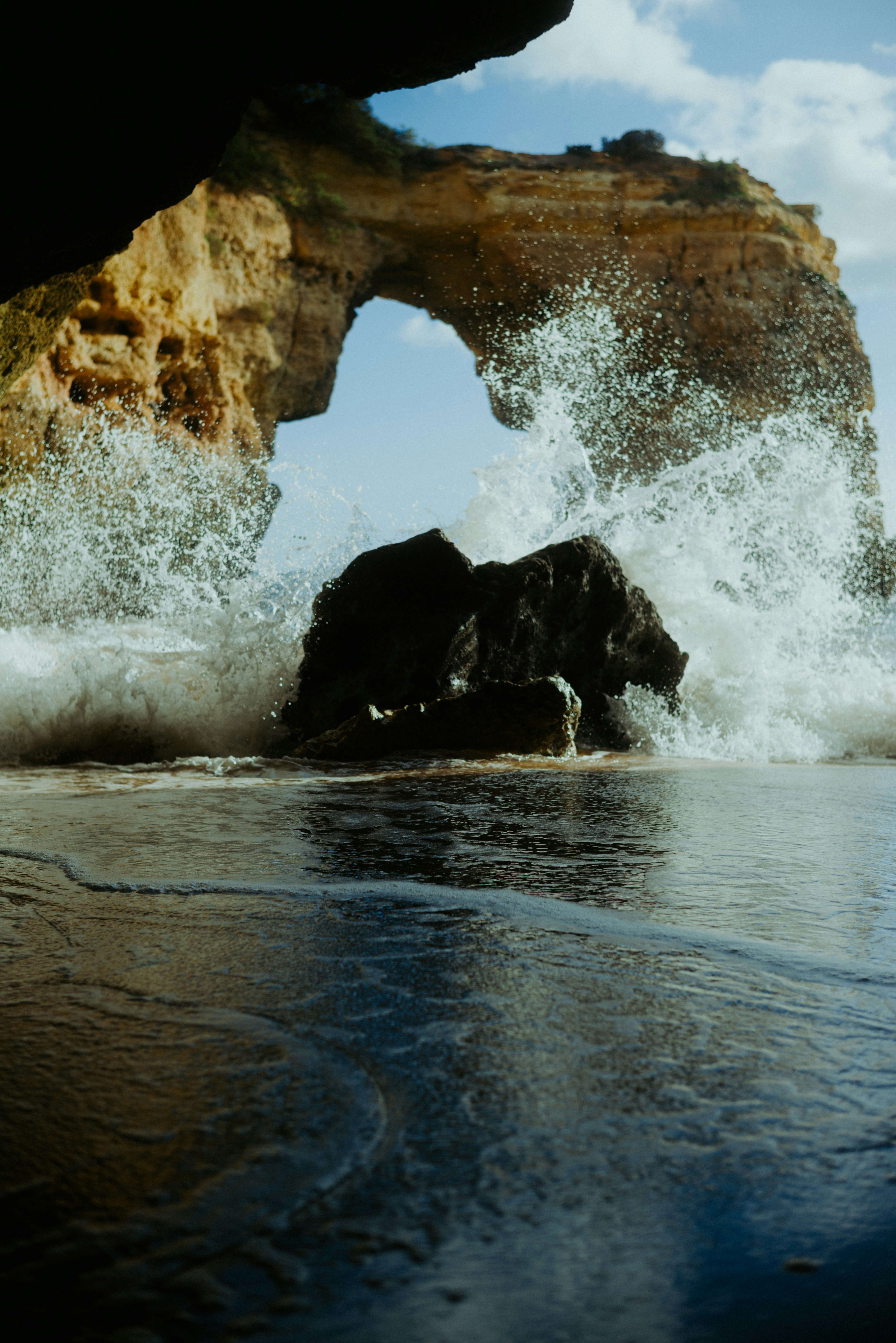 Un gros rocher dans l’eau photo – Photo Le Portugal Gratuite sur Unsplash