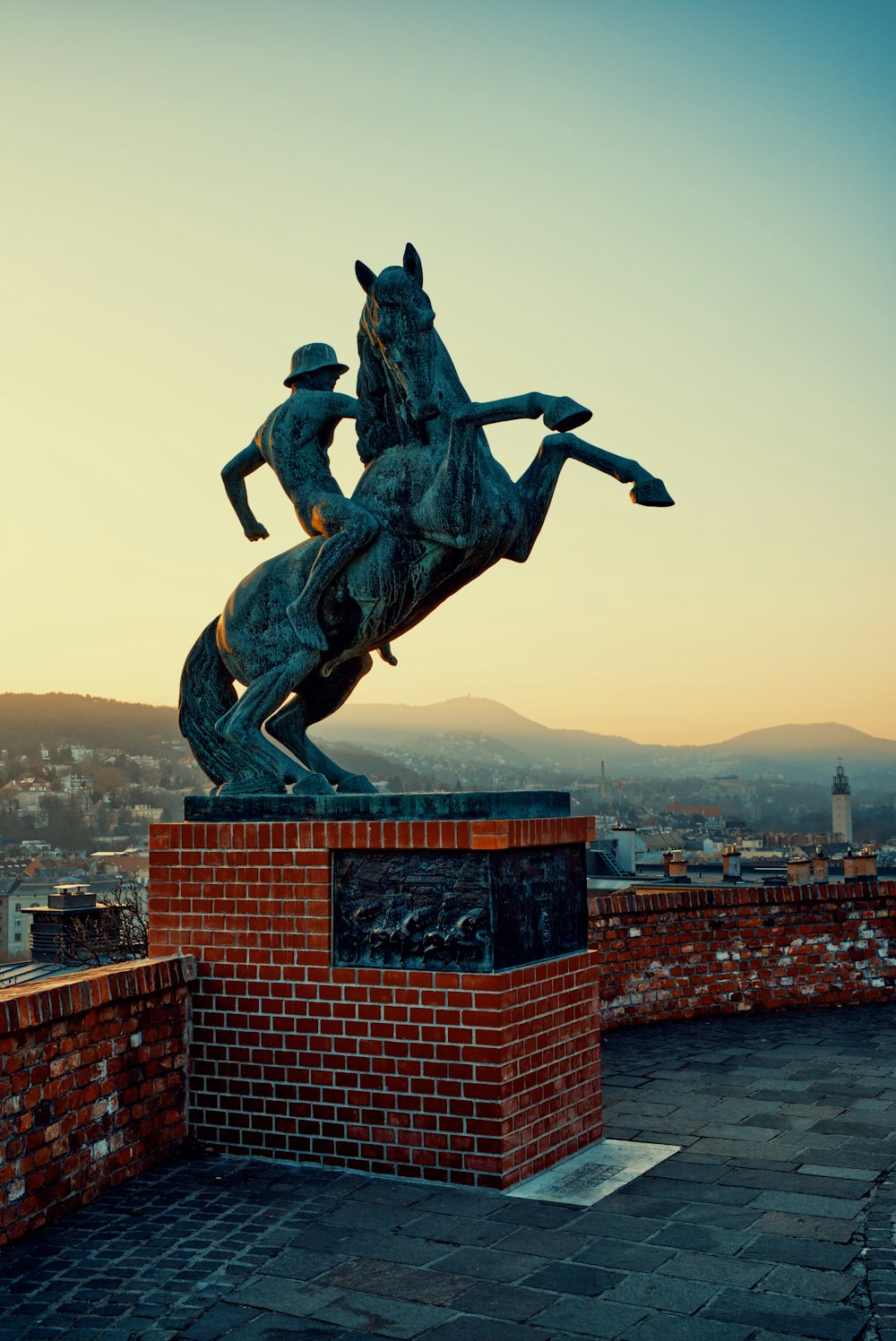 une statue d’un homme à cheval