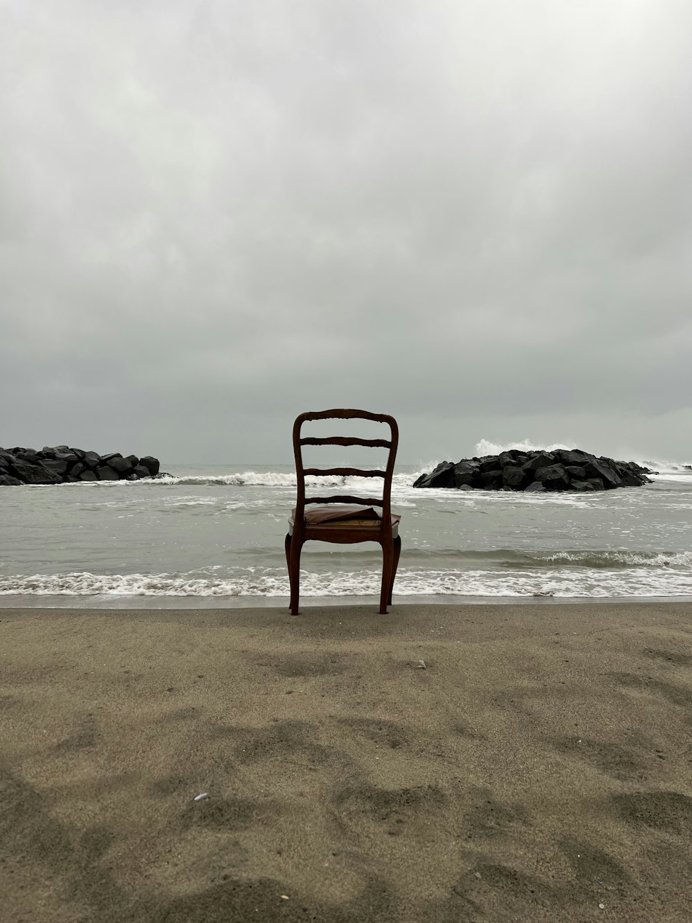 Una silla en una playa