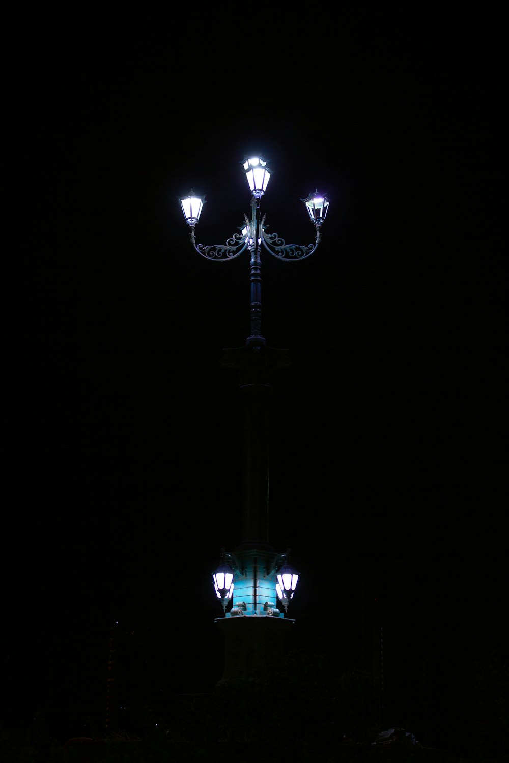un lampadaire avec une lumière sur le dessus