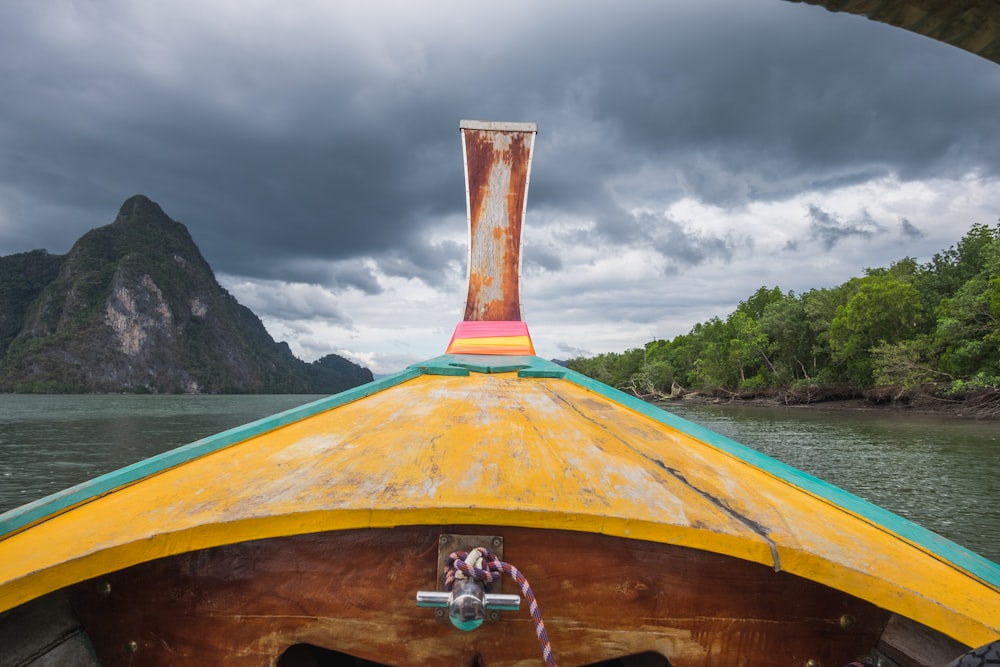 una piccola barca in uno specchio d'acqua