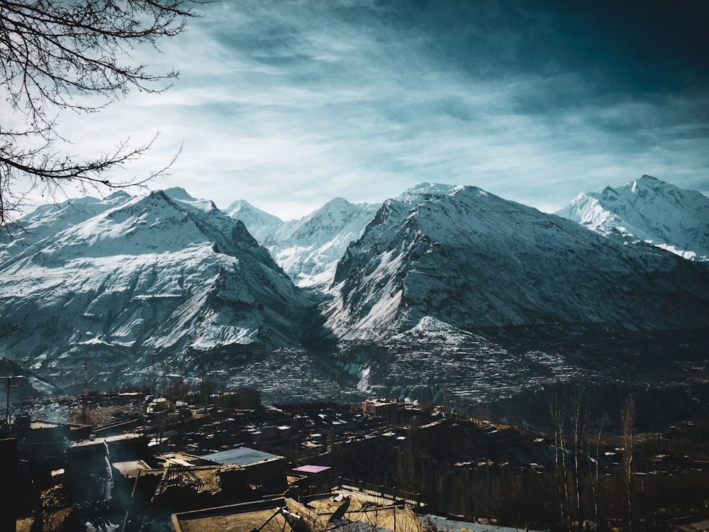 a snowy mountain range