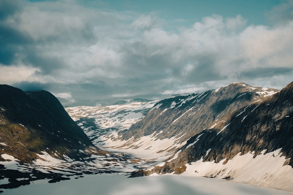 Une chaîne de montagnes enneigée