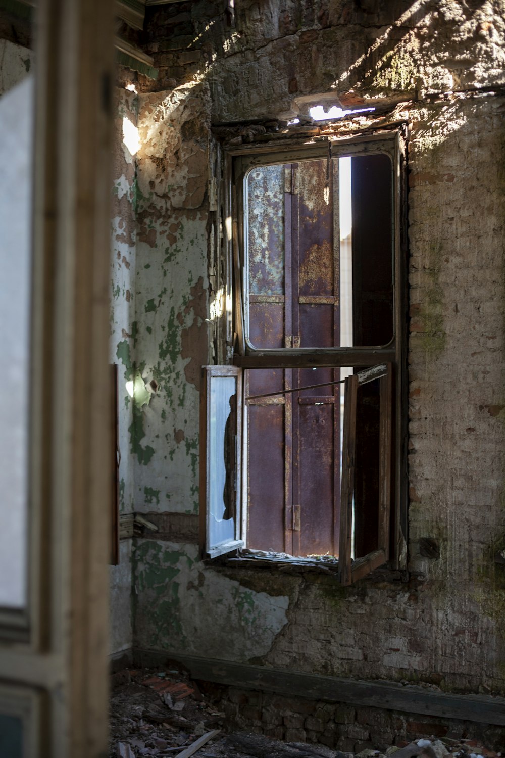 Una ventana rota en un edificio de piedra