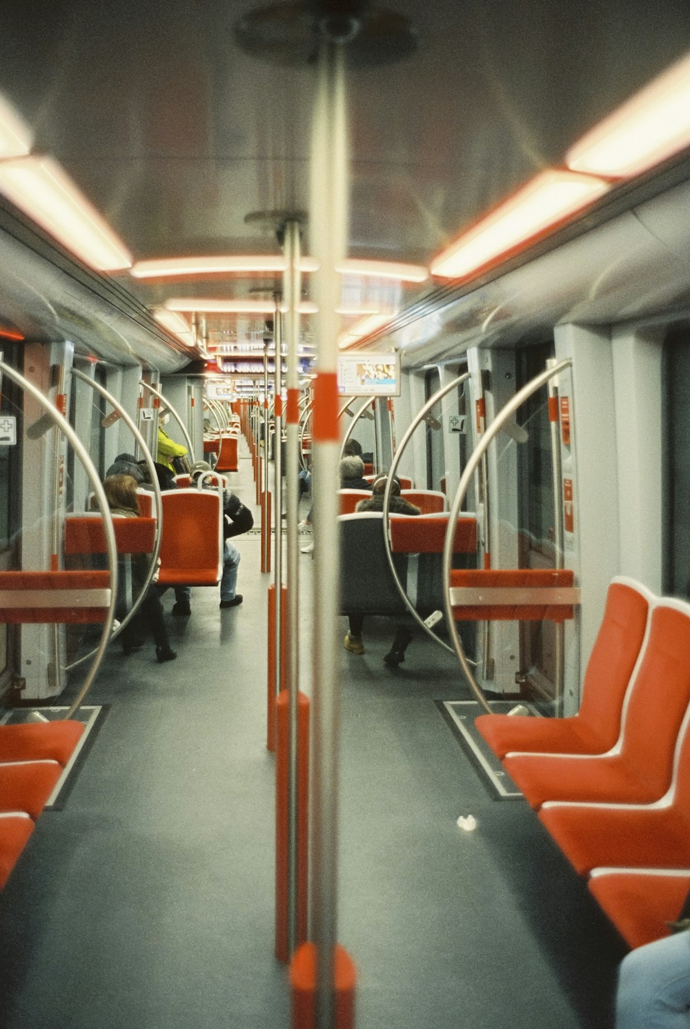 オレンジ色の座席を持つ列車