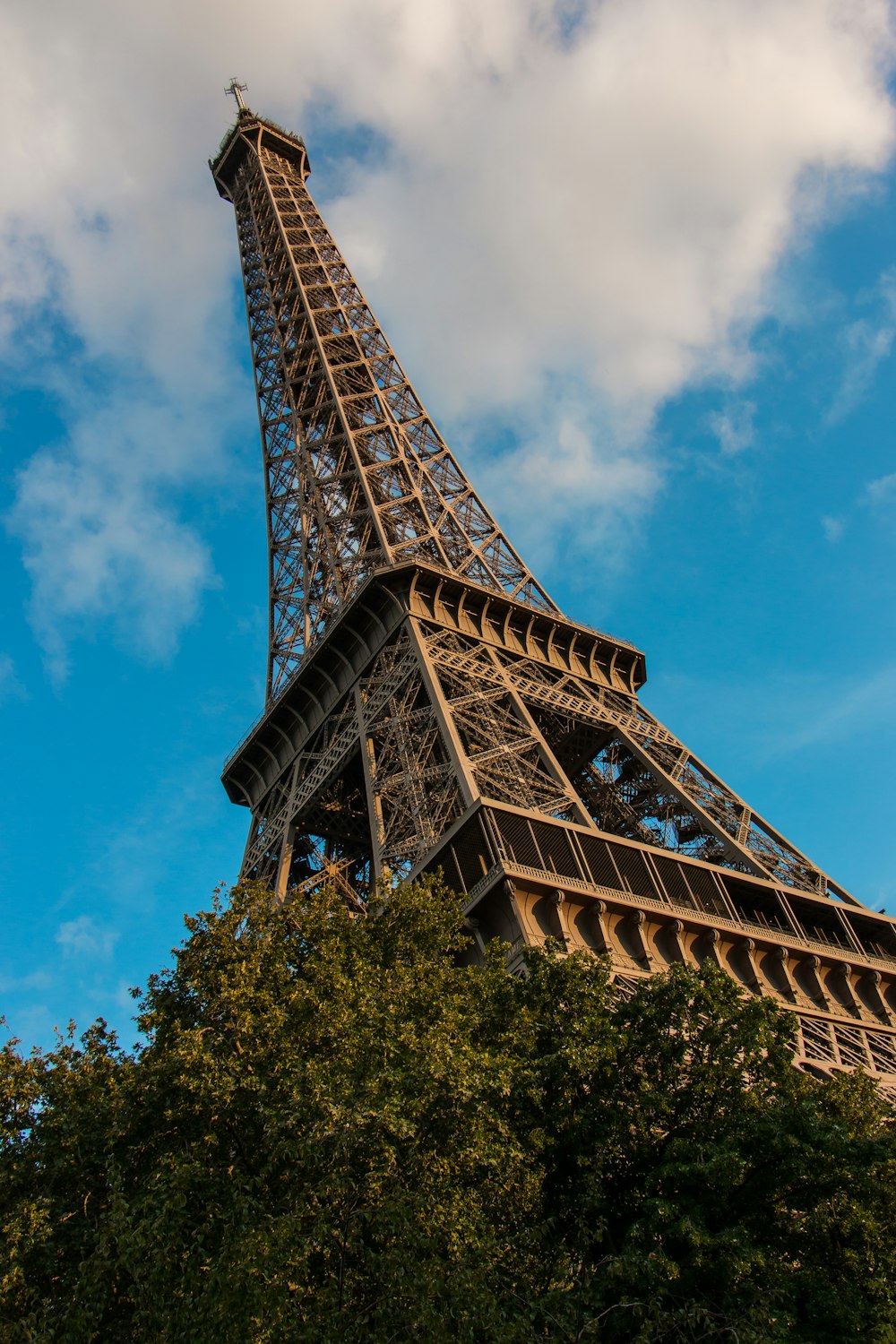 ein hoher Metallturm mit Eiffelturm im Hintergrund