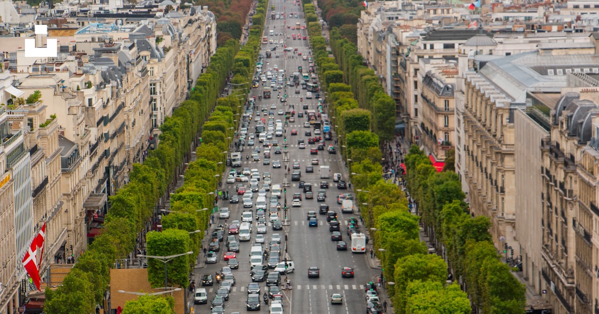 Une rue animée avec des voitures et des bâtiments photo – Photo Urbain ...