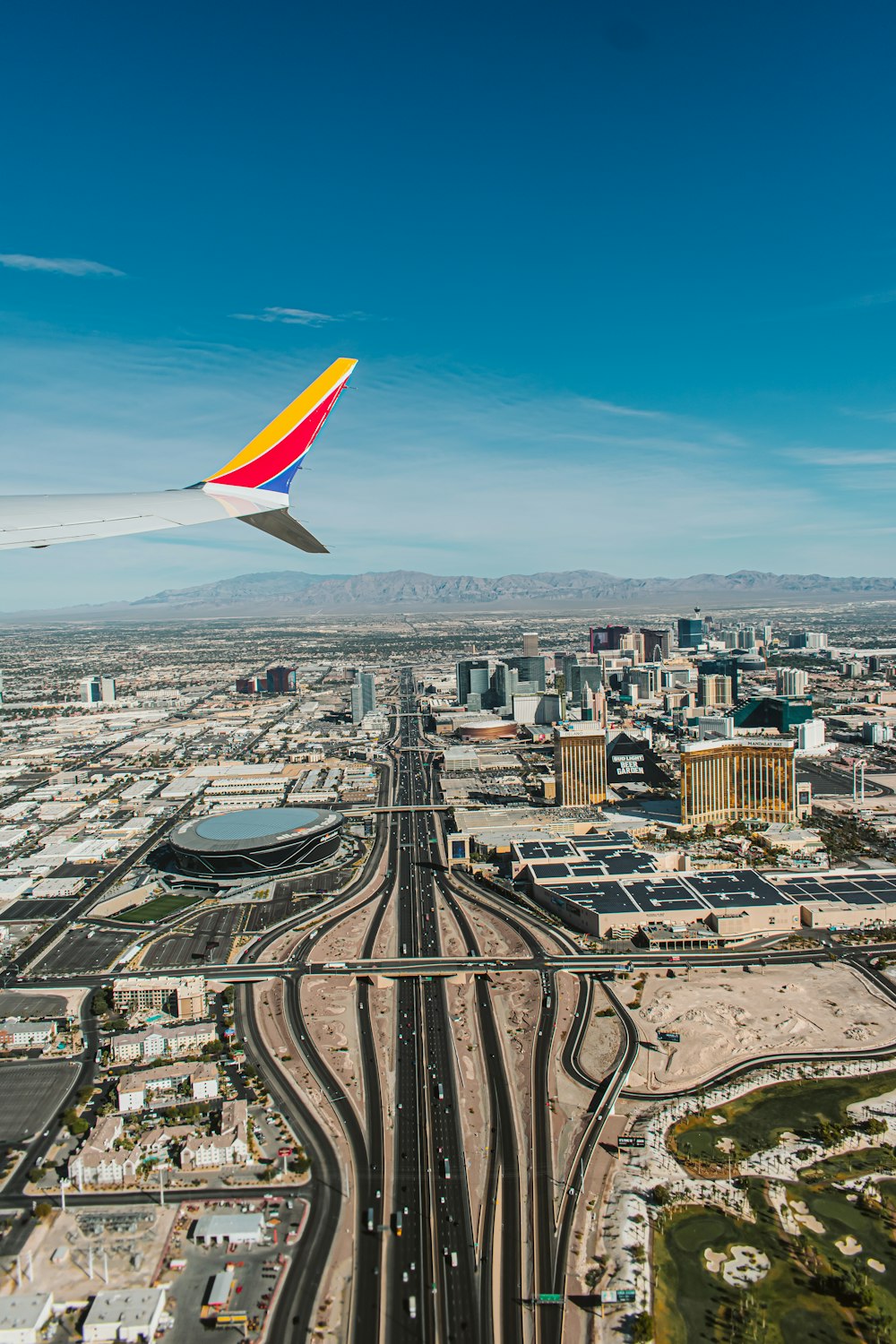 Ein Flugzeug fliegt über eine Stadt