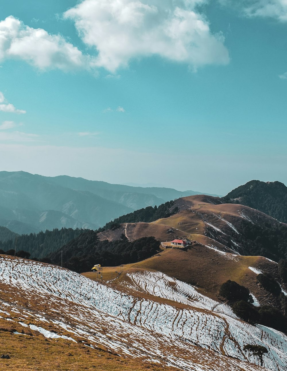 Un paisaje con montañas y árboles