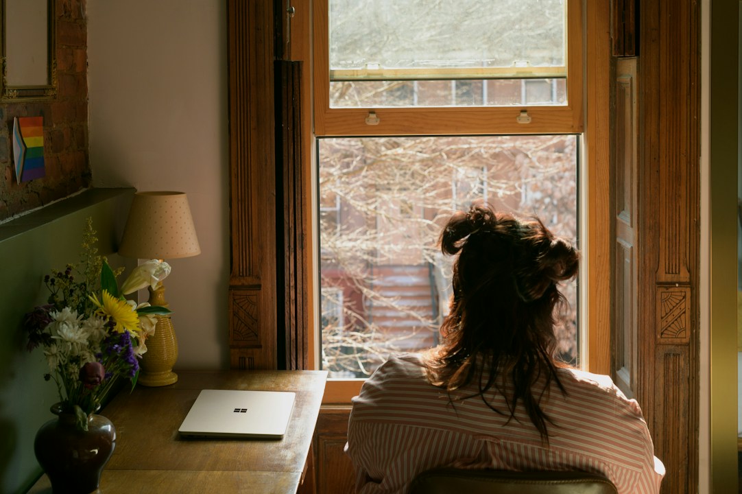 Einsam im Homeoffice: Freunde finden, wenn dein Alltag zu Hause stattfindet
