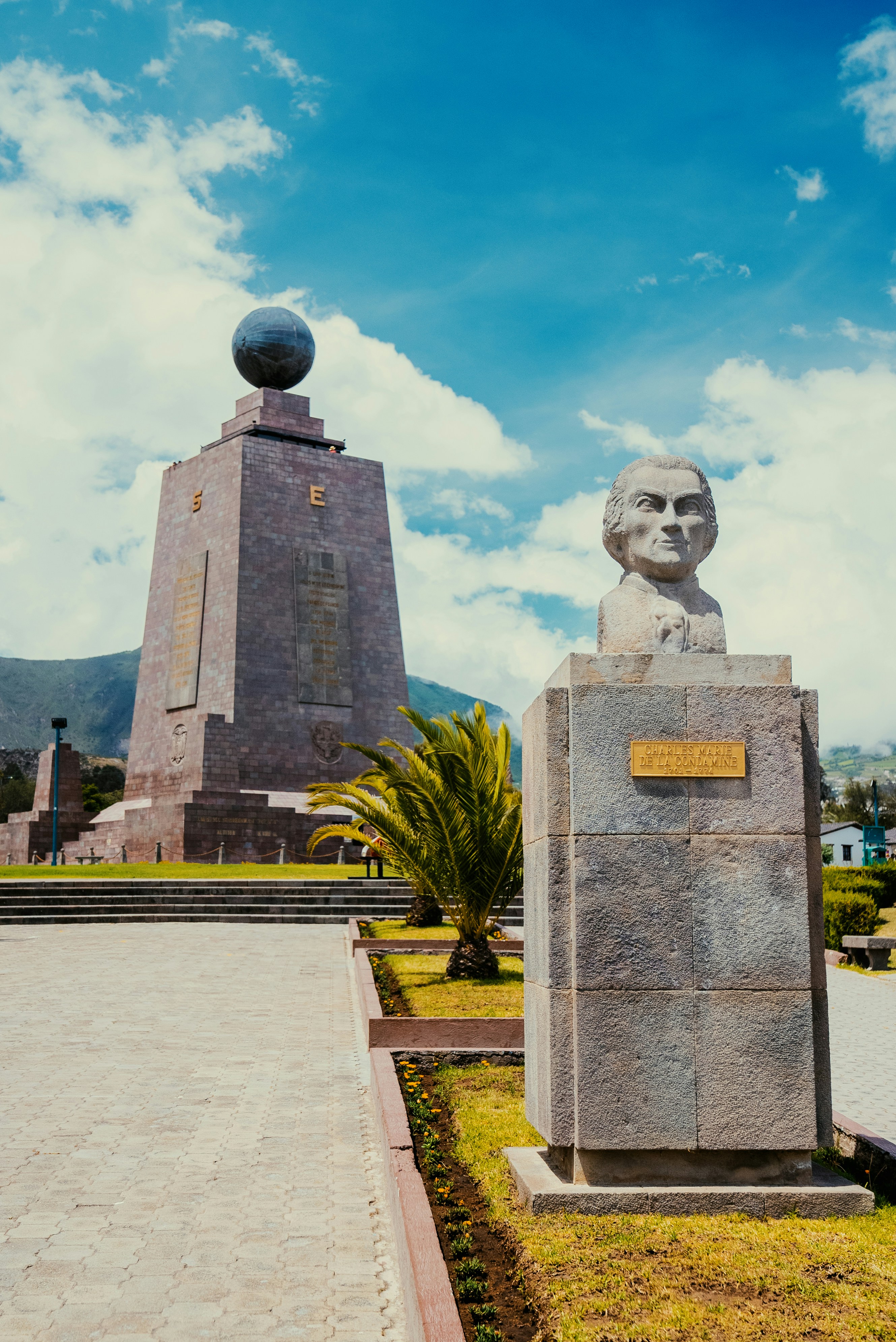 un monumento con una statua di un uomo di fronte ad esso