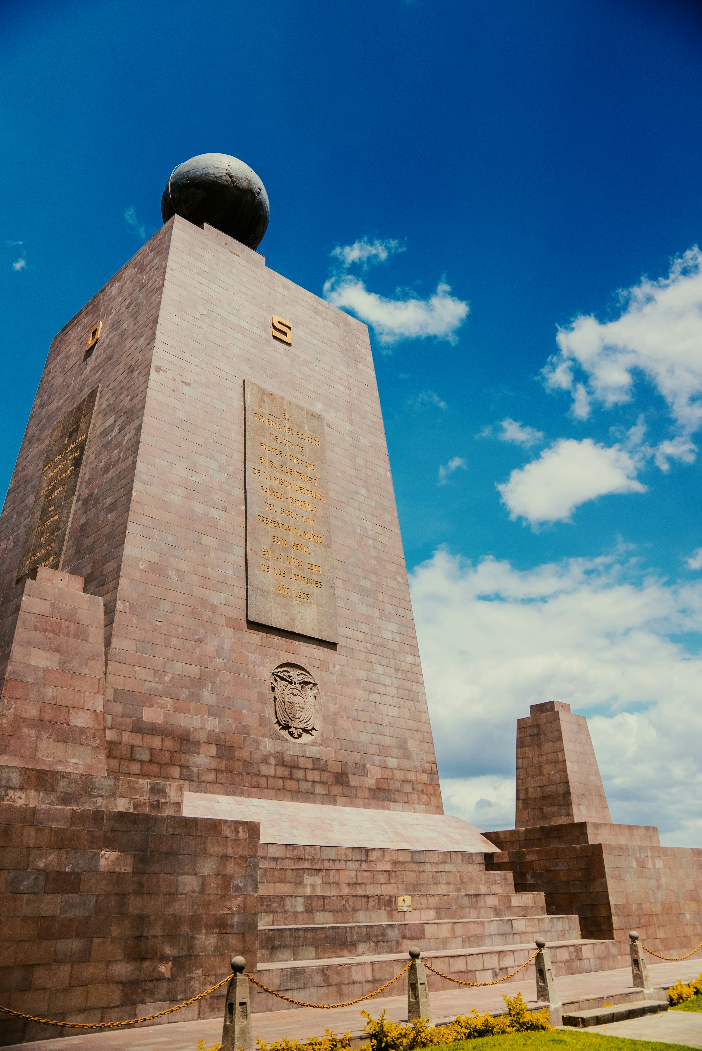 Un monument dans un parc avec un ciel bleu en arrière-plan