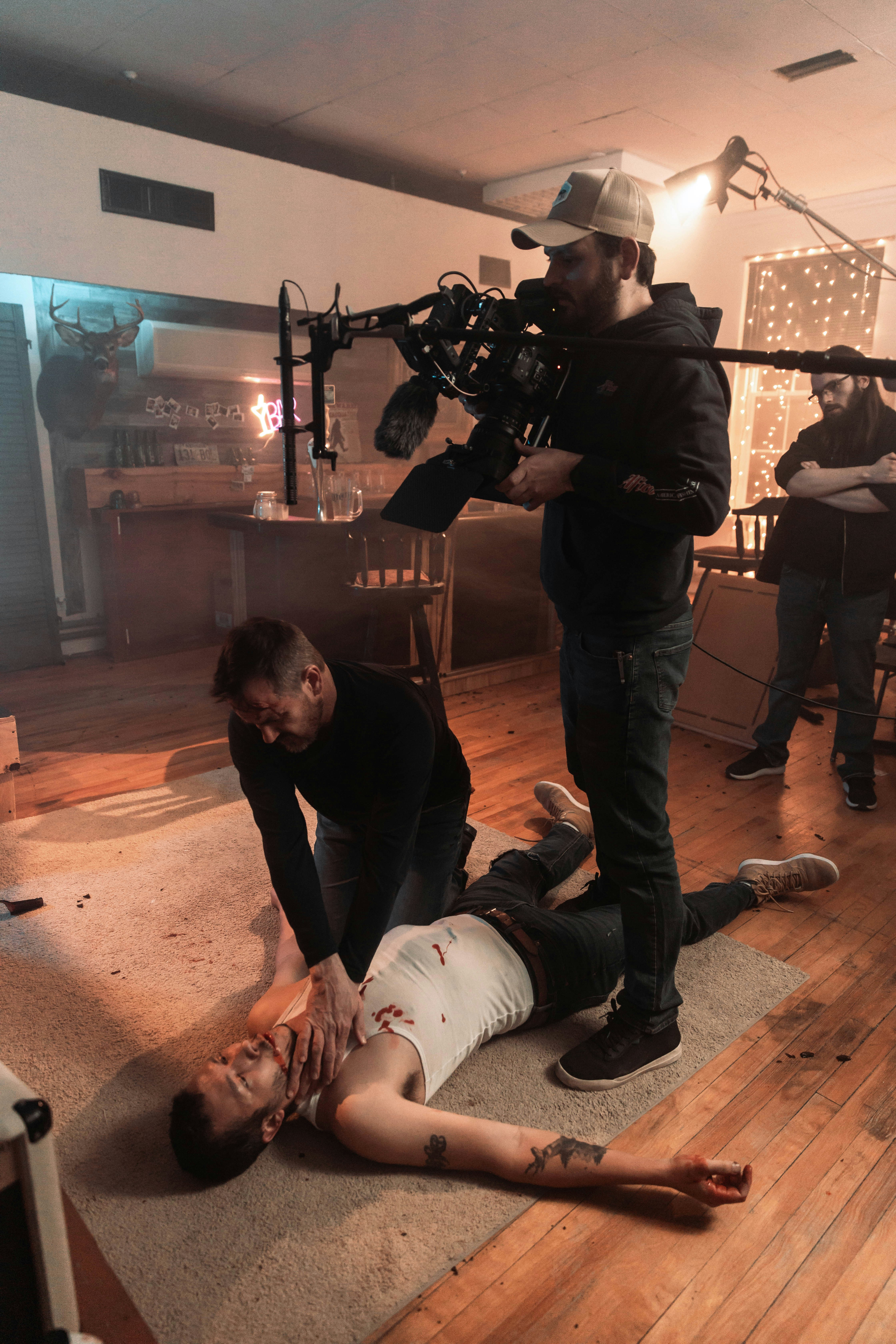 Ein Mann, der neben einem Mann auf dem Boden liegt