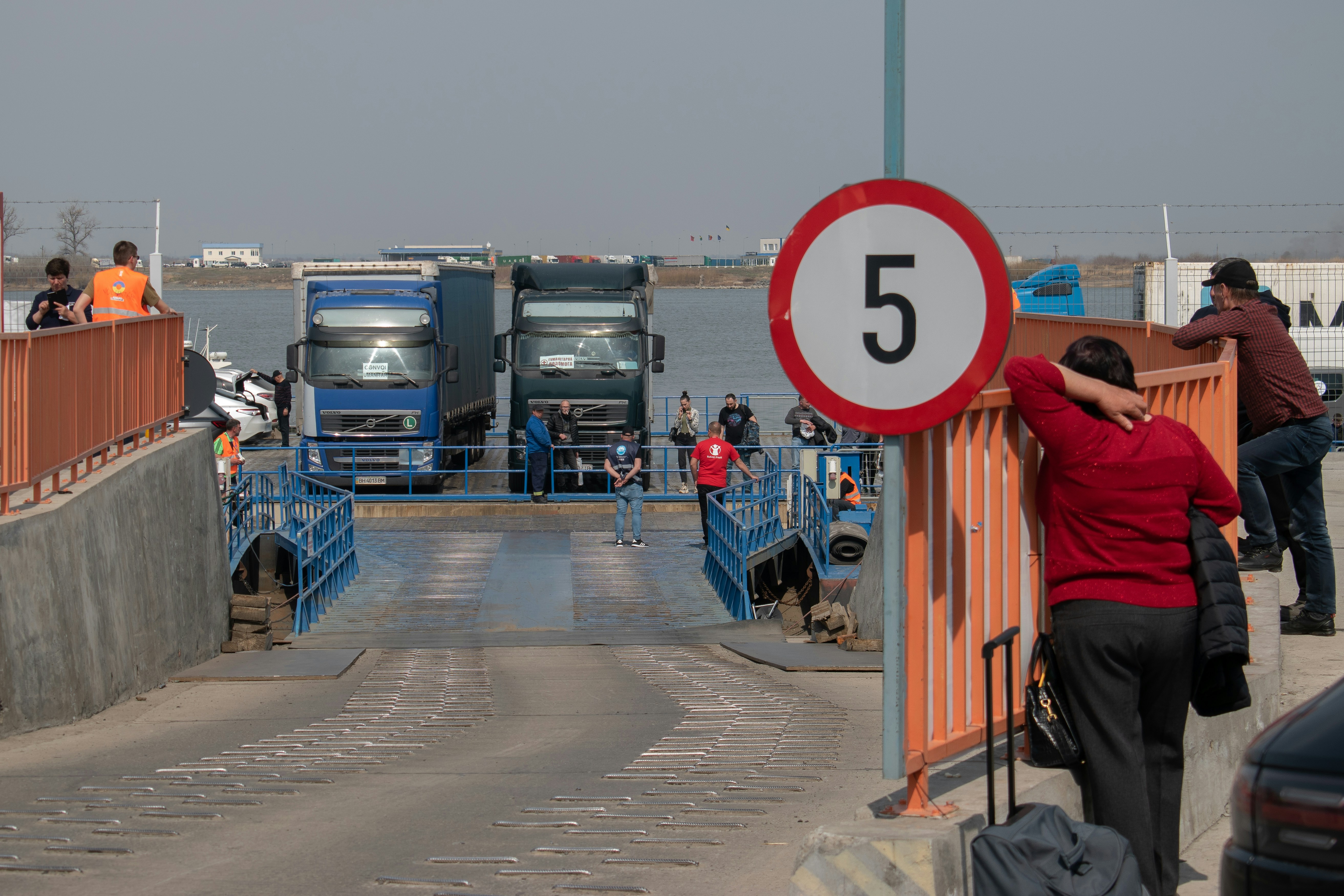 Eine Gruppe von Menschen steht neben einer Brücke