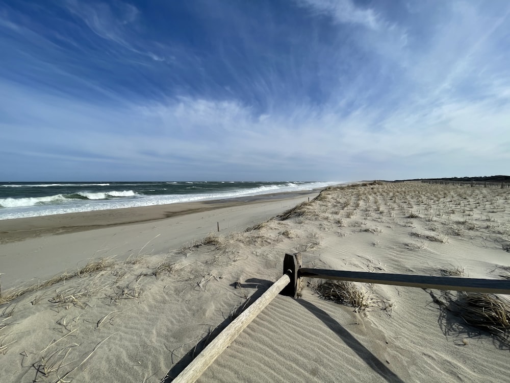 Una vista de una playa con una valla en primer plano