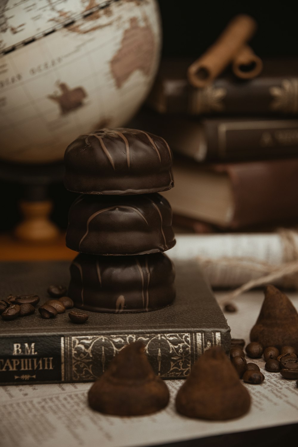 uma pilha de chocolates sentados em cima de um livro