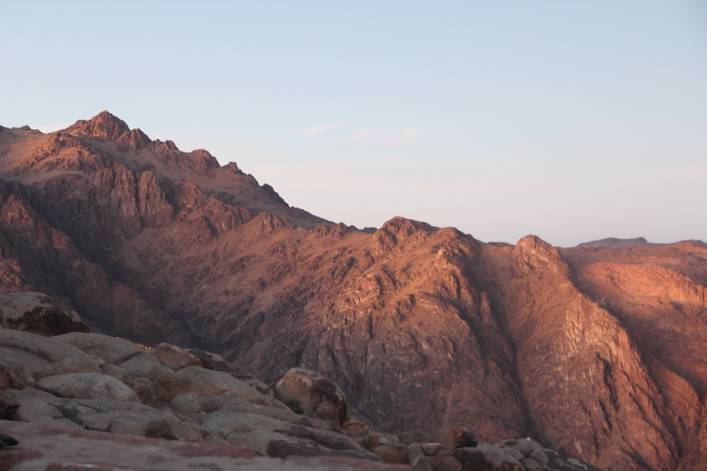 une vue d’une chaîne de montagnes au coucher du soleil