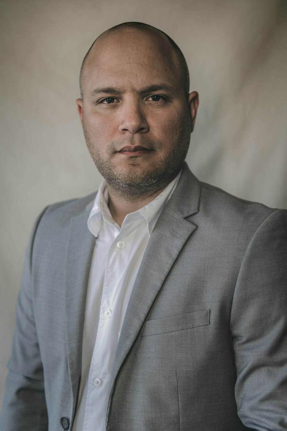 a man in a gray suit and white shirt