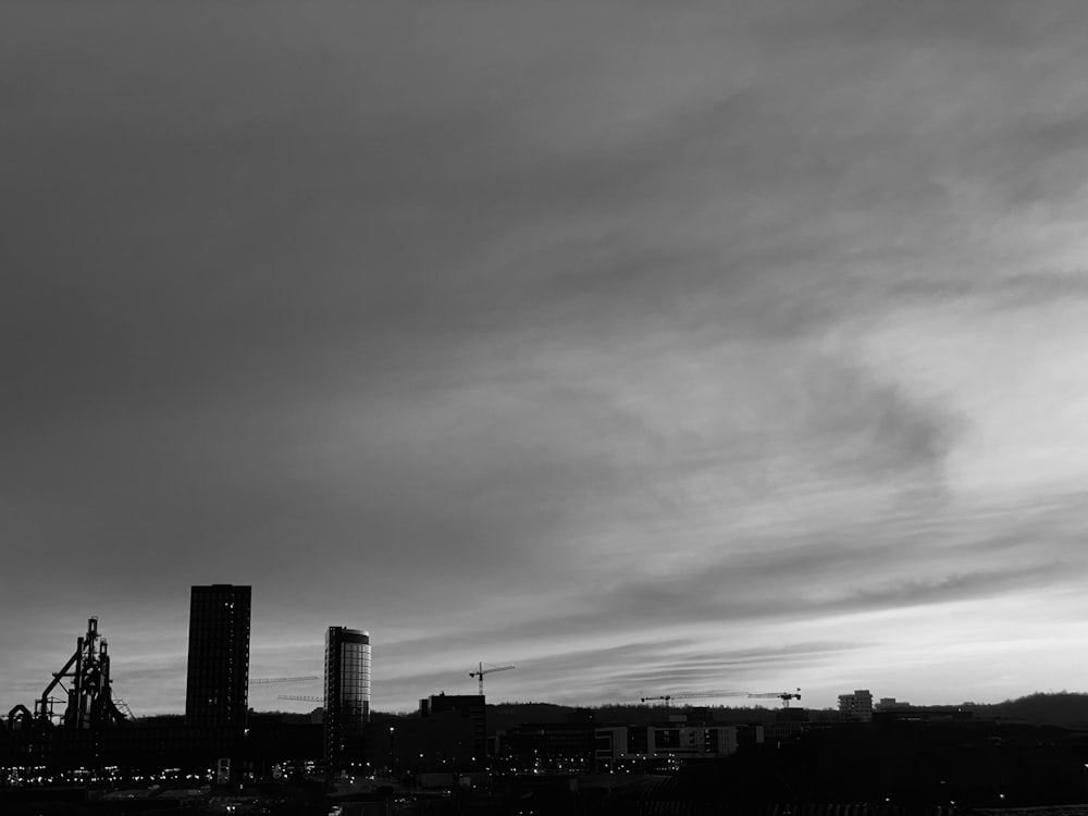 Ein Schwarz-Weiß-Foto der Skyline einer Stadt