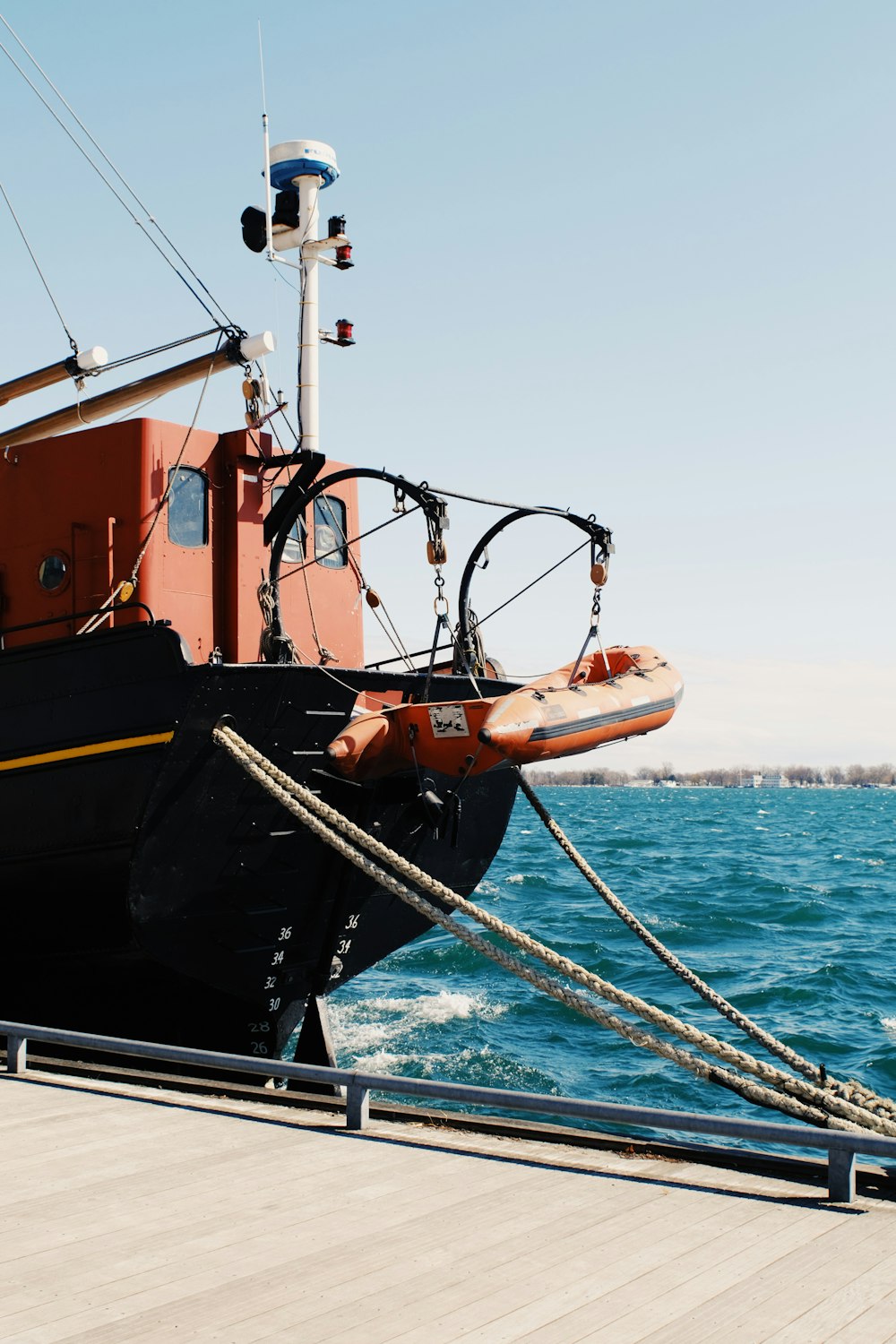 a boat docked at a pier in the middle of the ocean