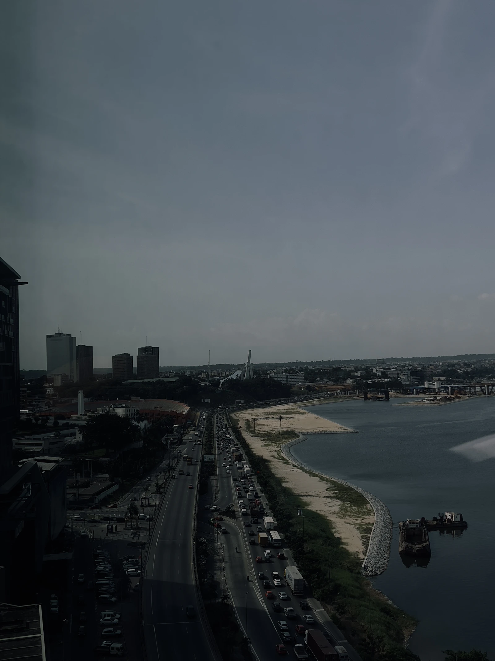 Vue du Plateau, quartier des affaires d'Abidjan, depuis la lagune Ébrié