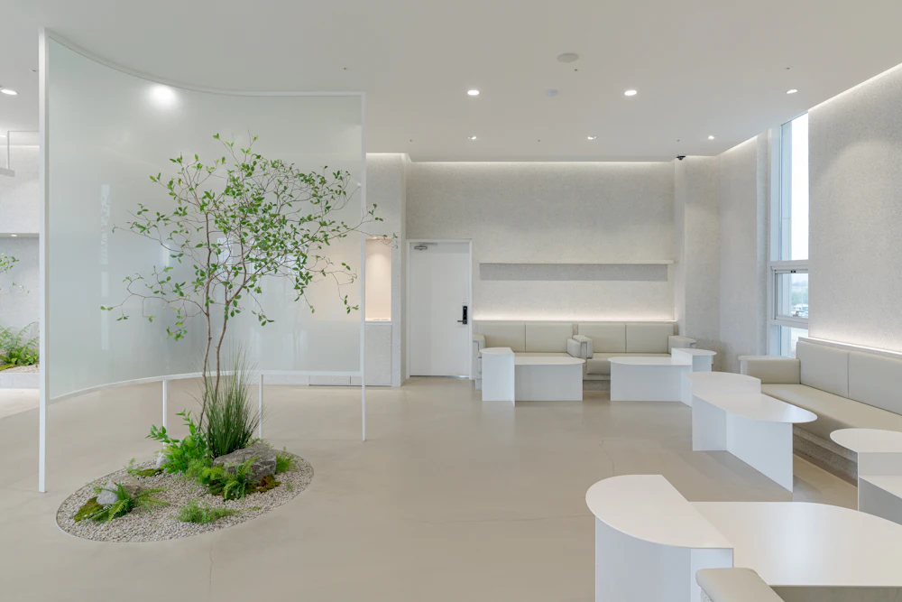 Espace lumineux et épuré d'un institut de beauté