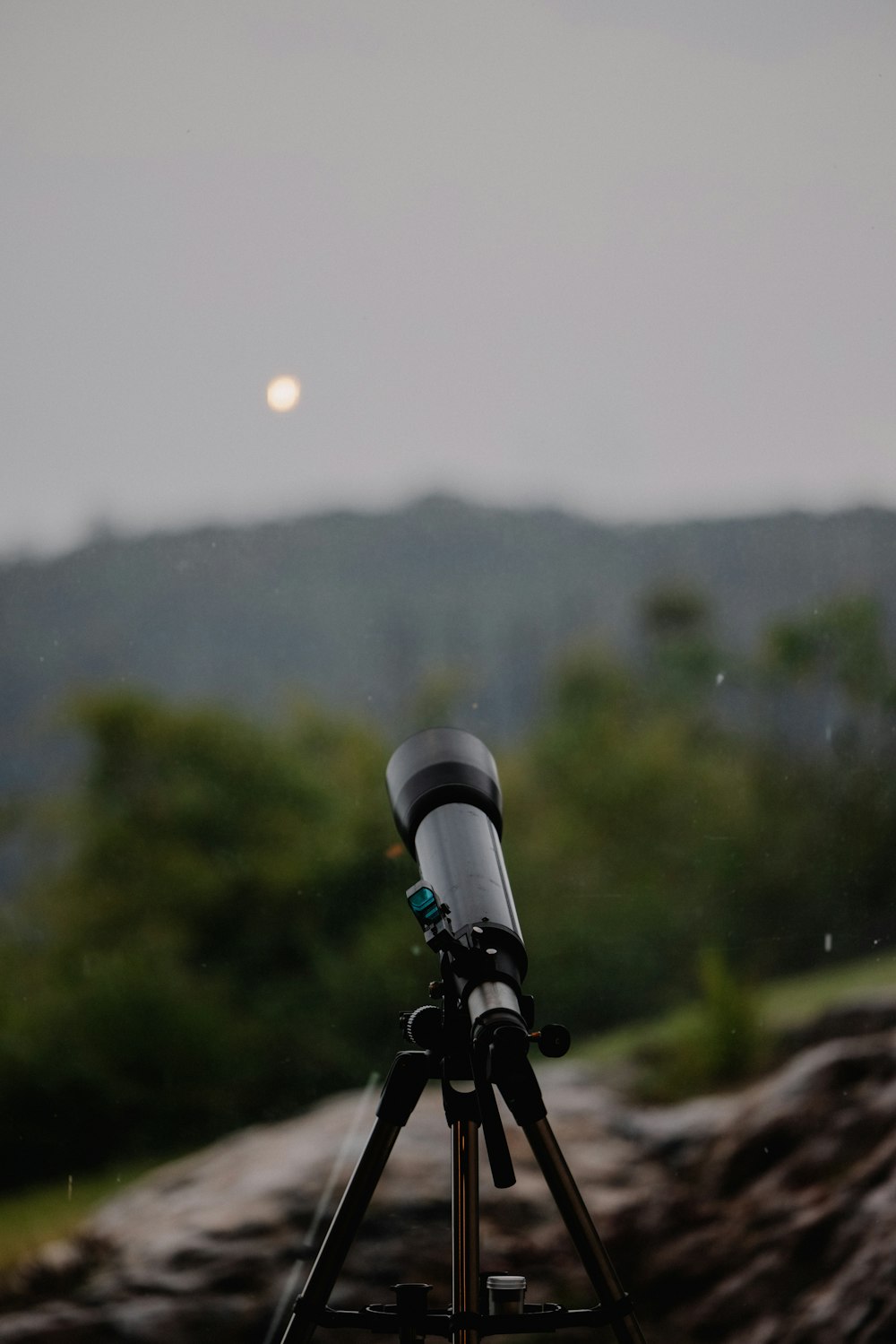 Un telescopio sentado encima de un trípode