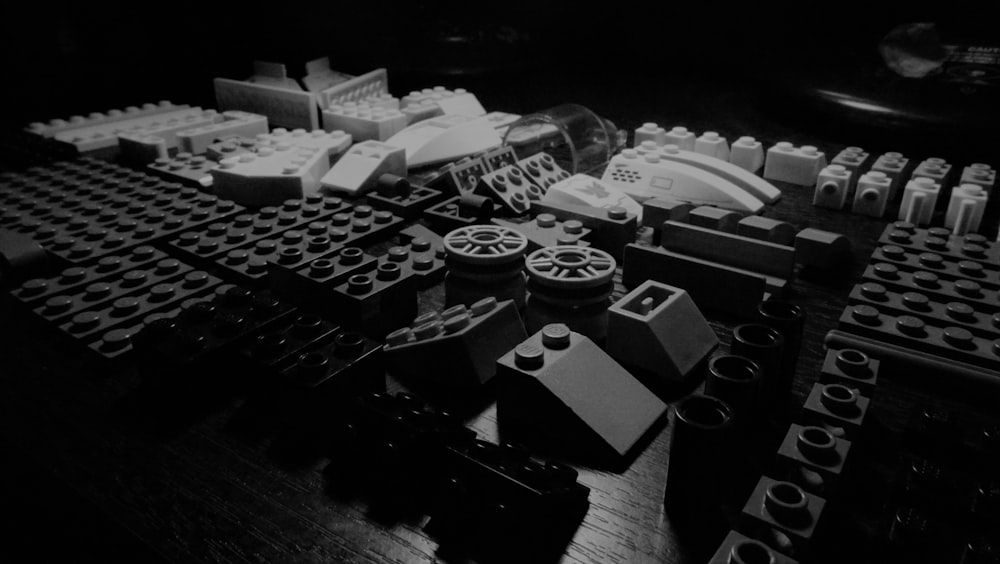 Une photo en noir et blanc d’une table avec des LEGO